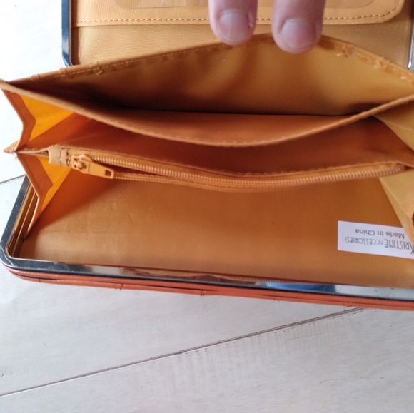 Crossbody Wallet - Picture 4 of 5